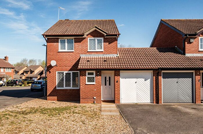 3 Bedroom Link Detached House For Sale In Winchcombe Close, The Prinnels, Swindon, SN5
