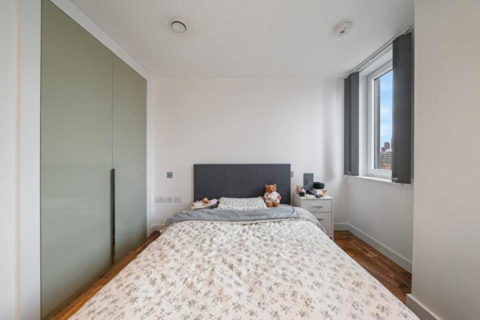 2 Bedroom Apartment To Rent In Eagle Point, City Road, London, EC1V