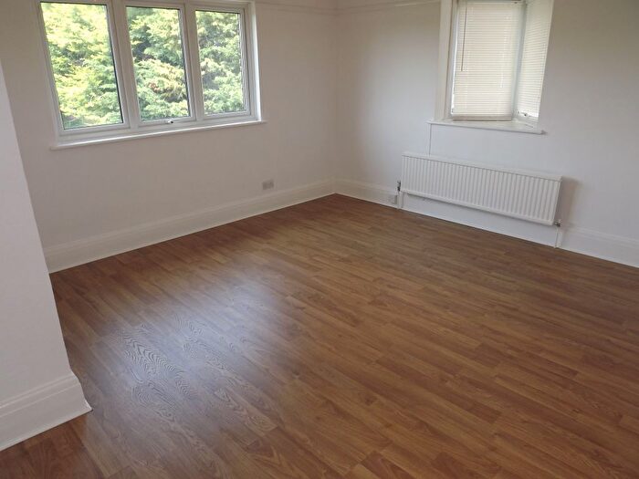 2 Bedroom Flat To Rent In Parkanaur Avenue, Thorpe Bay, SS1