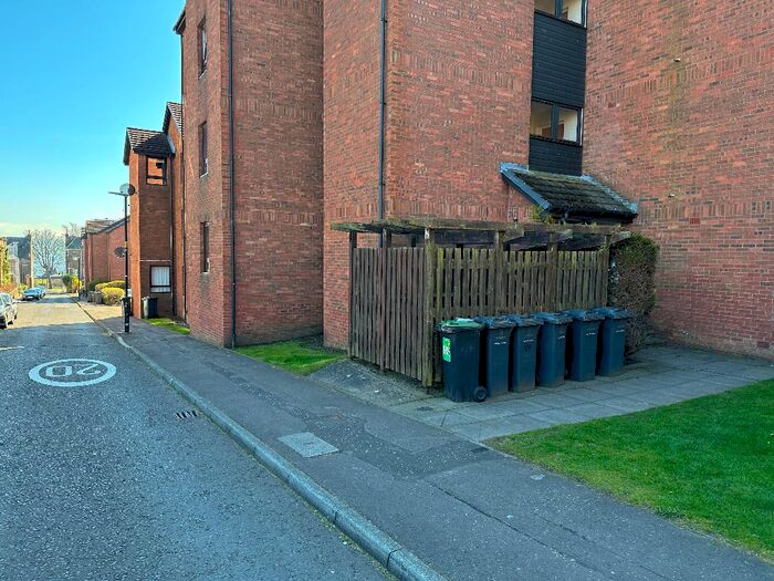 2 Bedroom Flat To Rent In Shepherds Loan, West End, Dundee, DD2
