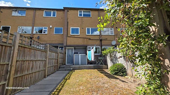 2 Bedroom Maisonette For Sale In Burnside Close, High Barnet, EN5