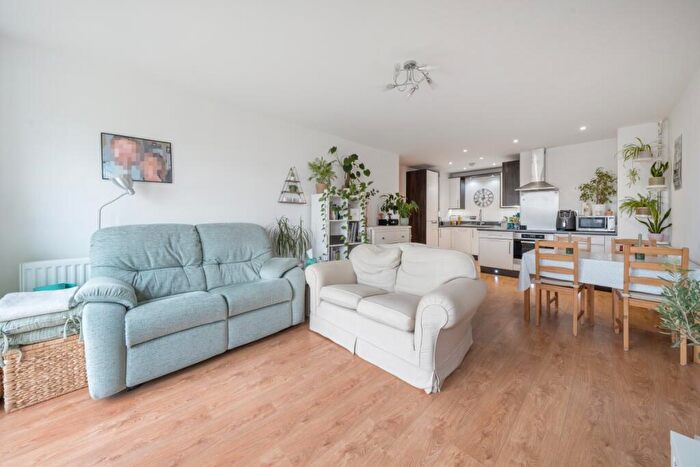 2 Bedroom Apartment To Rent In Heron Way Maidenhead, SL6