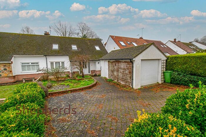 4 Bedroom Semi Detached House For Sale In Rosehill Close, Hoddesdon, EN11