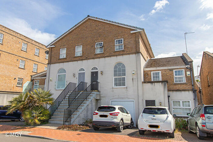 3 Bedroom Town House To Rent In John Batchelor Way, Penarth, CF64