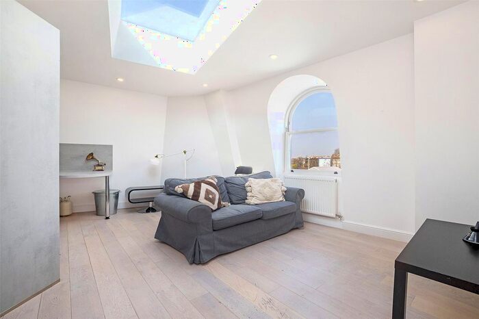 2 Bedroom Flat To Rent In Woodstock Grove, London, W12