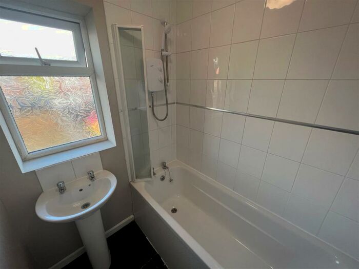 3 Bedroom Semi-Detached House To Rent In Th Avenue, HU6