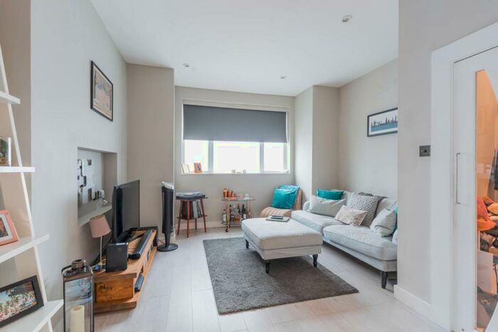 2 Bedroom Flat To Rent In Archway Road, Highgate, London, N6