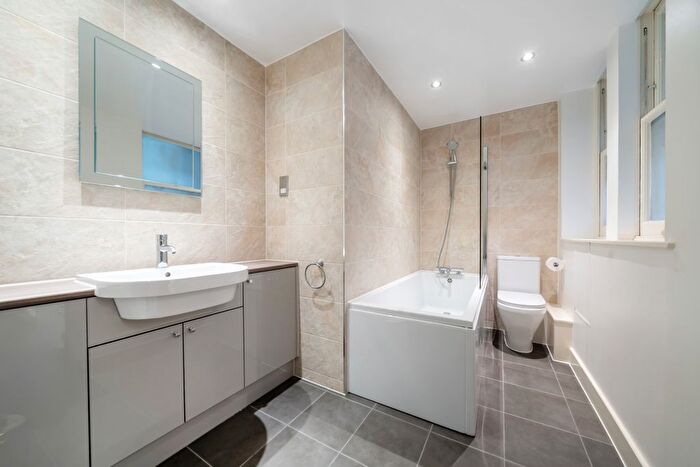 2 Bedroom Flat For Sale In Kensington Court, London, W8