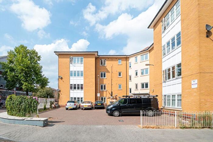 3 Bedroom Flat For Sale In Prince Edward Road, Homerton, E9