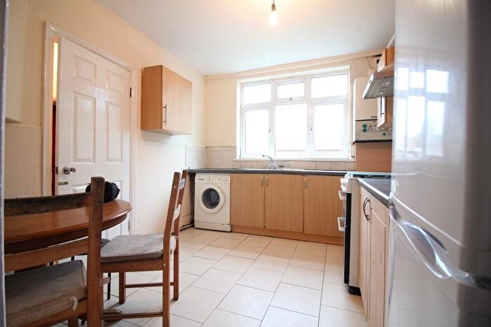 3 Bedroom Semi-detached House To Rent In Kingshill Avenue, Hayes, UB5