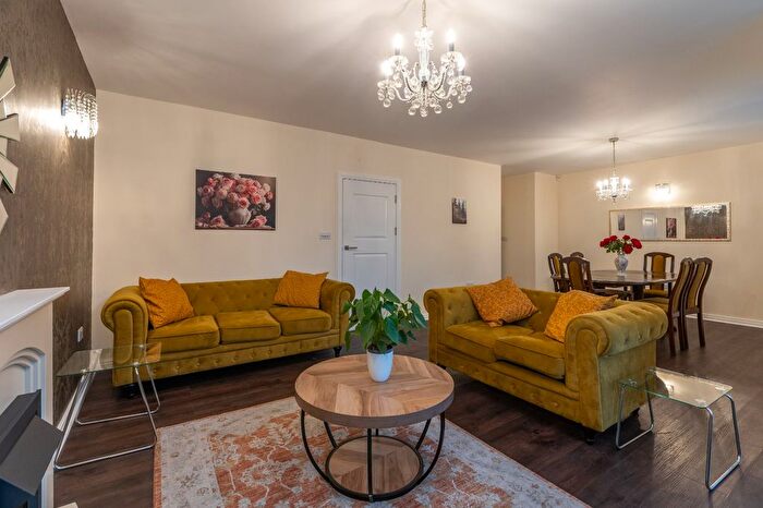 3 Bedroom Flat To Rent In Heathway Court, Finchley Road, NW3