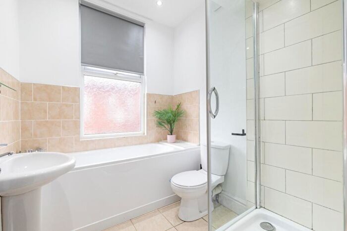 6 Bedroom House To Rent In Blenheim Square, Leeds, LS2