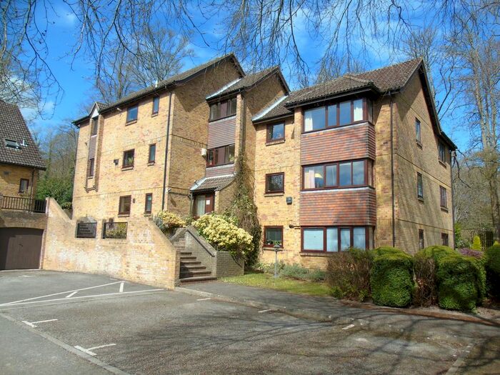 3 Bedroom Flat To Rent In Monmouth Square, Winchester, SO22