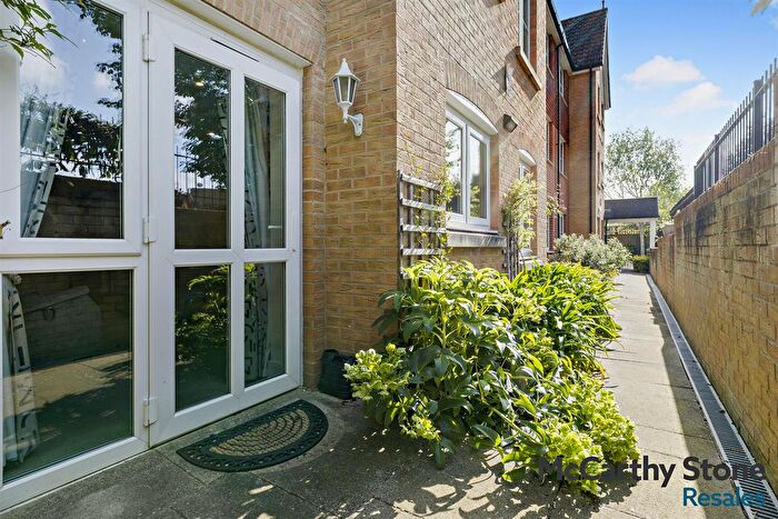 1 Bedroom Flat For Sale In Snakes Lane West, Woodford Green, IG8