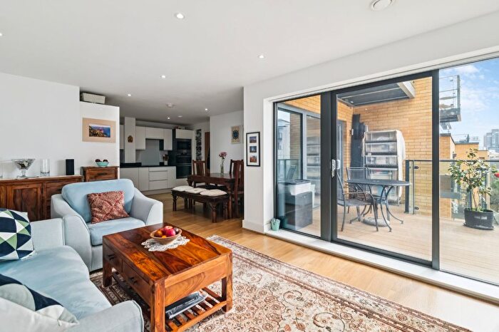 3 Bedroom Flat For Sale In Knightley Walk, Wandsworth, SW18