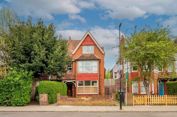 2 Bedroom Flat To Rent In Conyers Road, Streatham Common, London, SW16