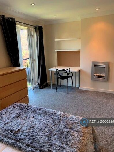 4 Bedroom Semi-Detached House To Rent In Radcliffe Mount, Nottingham, NG2