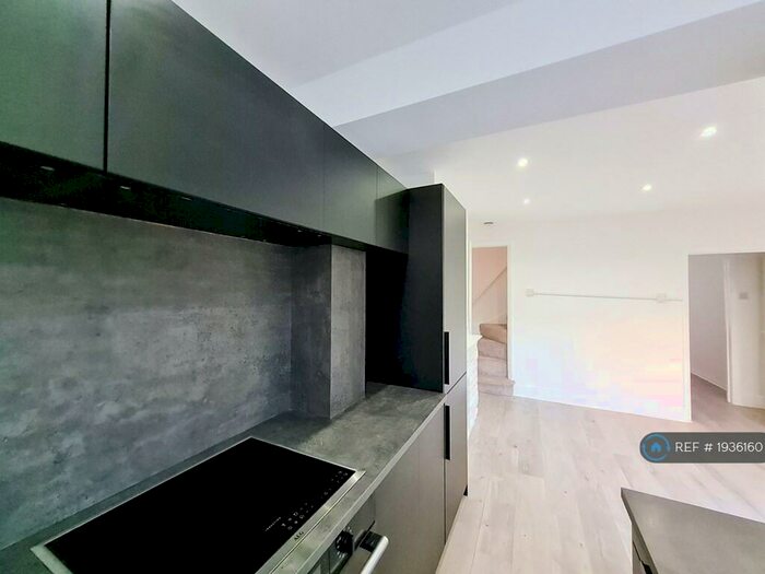 3 Bedroom Terraced House To Rent In Sackville Street, Kettering, NN16