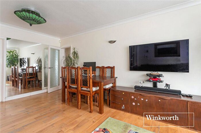 2 Bedroom Apartment For Sale In Temple Close, Finchley, London, N3