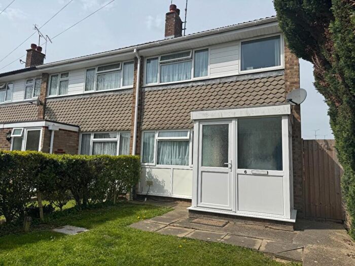3 Bedroom End Of Terrace House To Rent In Popes Walk Rayleigh, SS6