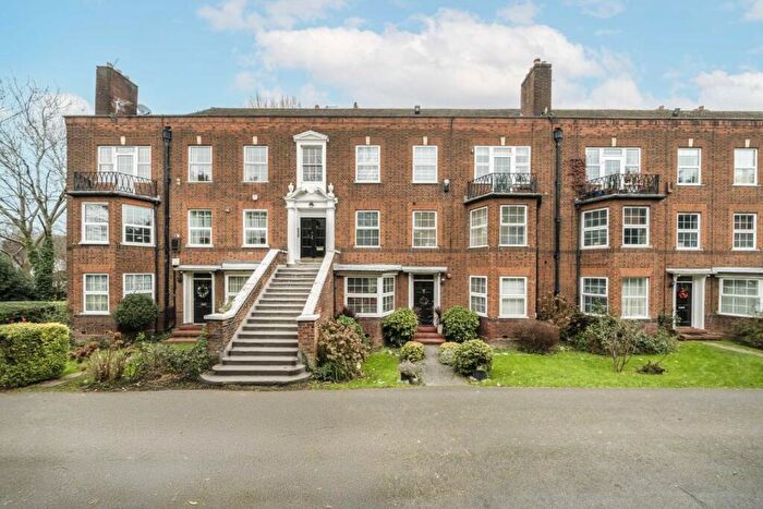 3 Bedroom Flat For Sale In Hendon Way, Childs Hill, NW2