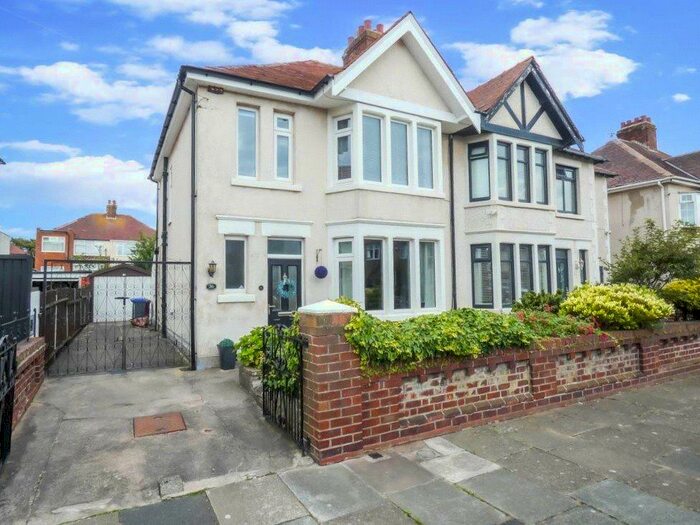 Houses for sale & to rent in FY2 9UQ, Warbreck Hill Road, Warbreck