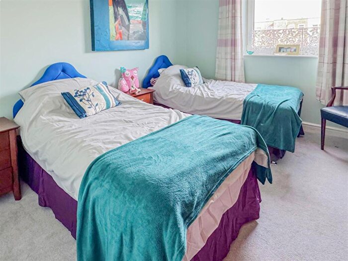 2 Bedroom Apartment For Sale In South Terrace, Littlehampton, BN17