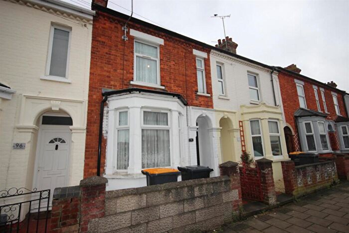 3 Bedroom Terraced House For Sale In Honey Hill Road, Bedford, MK40