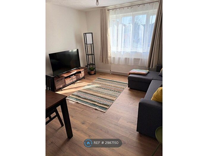 2 Bedroom Flat To Rent In Birchwood Close, Morden, SM4