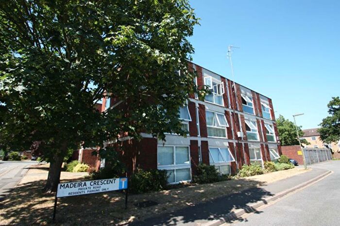 2 Bedroom Flat To Rent In Madeira Cres, West Byfleet, KT14