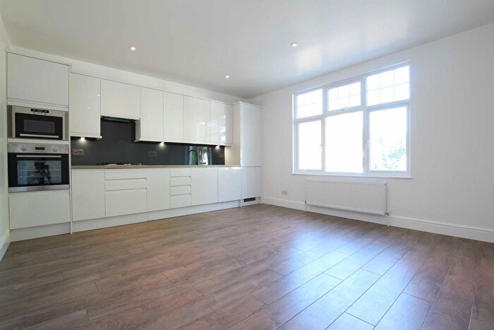 3 Bedroom Flat To Rent In Northfield Avenue, London, W13