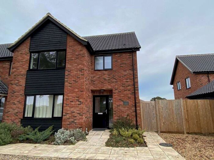 3 Bedroom Semi-Detached House To Rent In Alpington, NR14