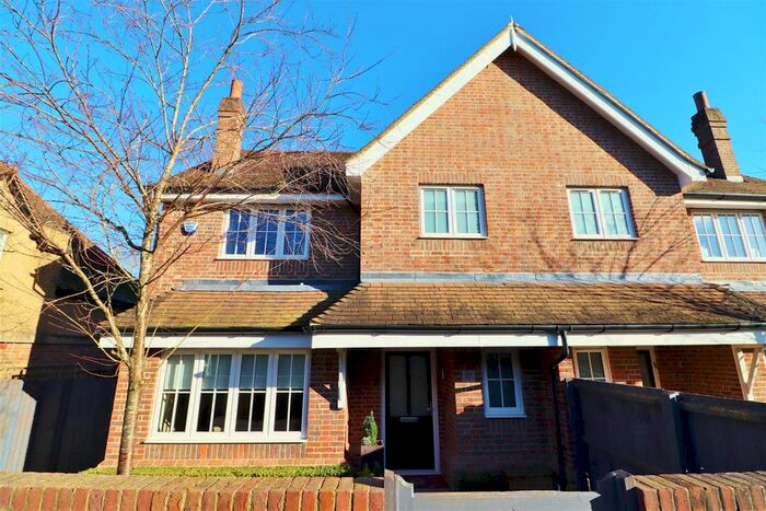 4 Bedroom Semi-Detached House To Rent In Cobden Hill, Radlett, WD7