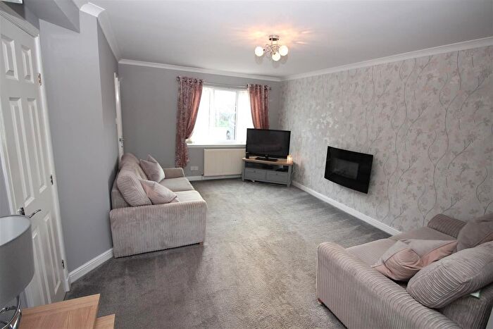 3 Bedroom End Of Terrace House For Sale In Killochend Drive, Greenock, PA15