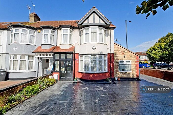 3 Bedroom Flat To Rent In Hedge Lane, London, N13