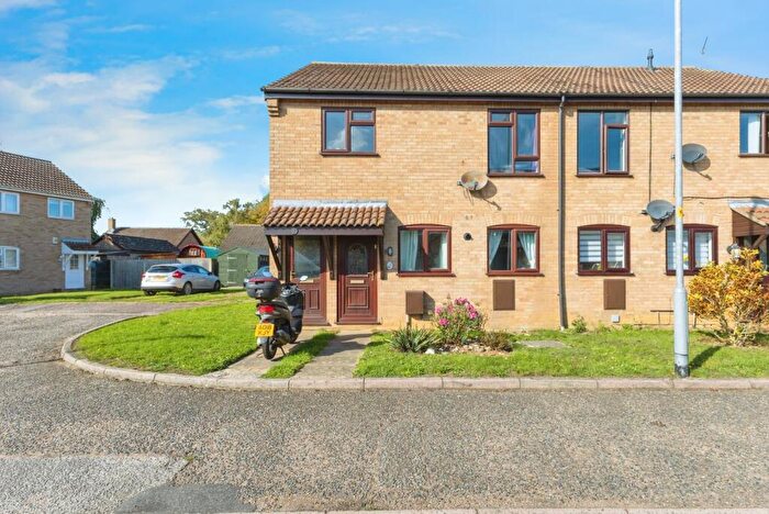 2 Bedroom Flat For Sale In Lime Tree Close, Wymondham, Norfolk, NR18