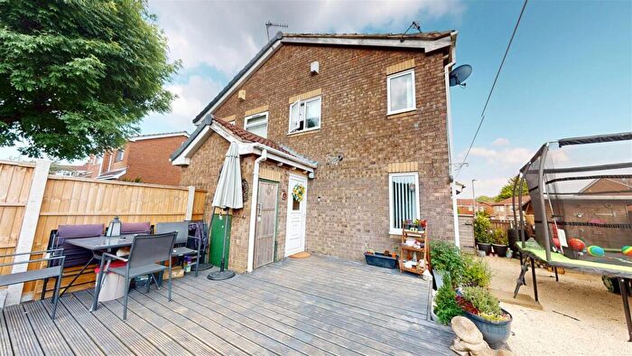 2 Bedroom Town House For Sale In Linnhe Avenue, Bradford, BD6