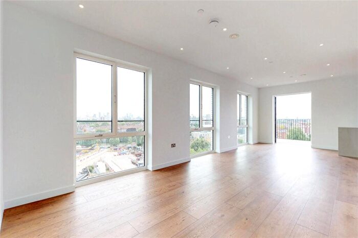 3 Bedroom Apartment To Rent In Heygate Street, London, SE17