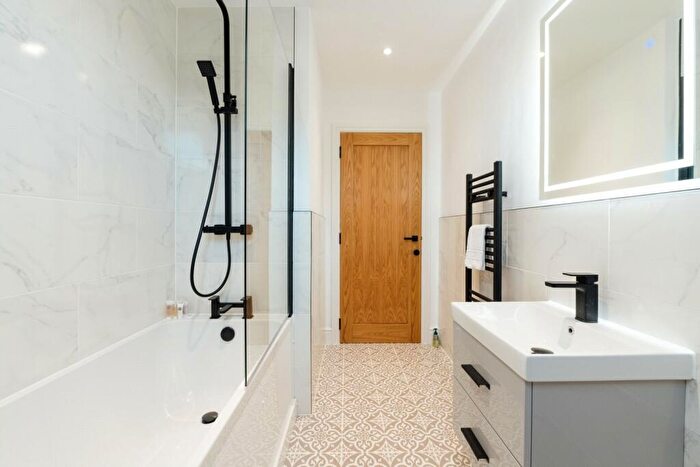 2 Bedroom Flat For Sale In Canadian Avenue, Catford, SE6
