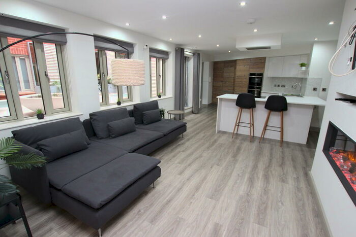 2 Bedroom Apartment To Rent In Park Edge, NG7