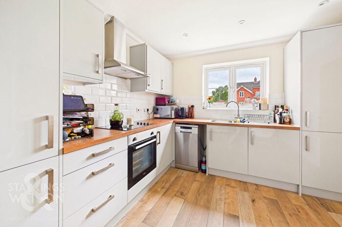 3 Bedroom Semi-detached House For Sale In Smockmill Close, Bunwell, Norwich, NR16