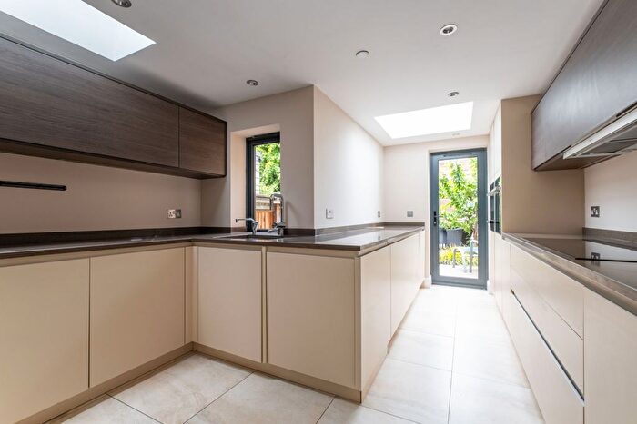 3 Bedroom Flat To Rent In Lower Mortlake Road, Richmond, TW9