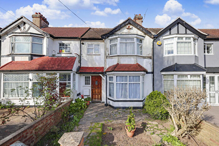 2 Bedroom Flat For Sale In Huxley Road, London, N18