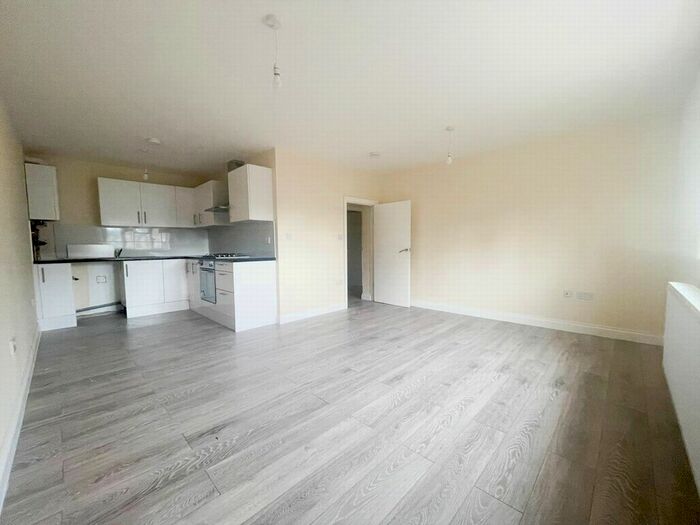 4 Bedroom Maisonette To Rent In Elsinge Road, Enfield, EN1