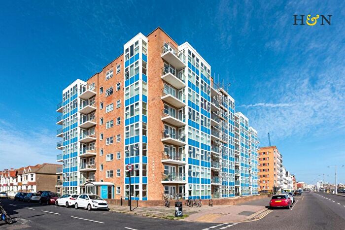 3 Bedroom Flat For Sale In Channings, Kingsway, Hove, BN3