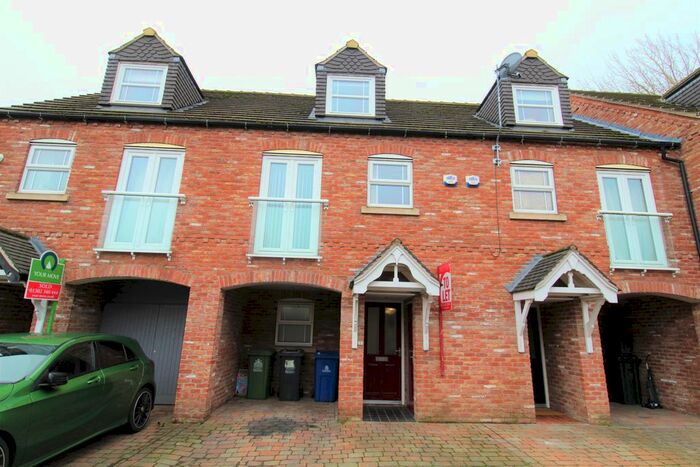 3 Bedroom Town House To Rent In Tower Gardens, Hatfield, Doncaster DN7