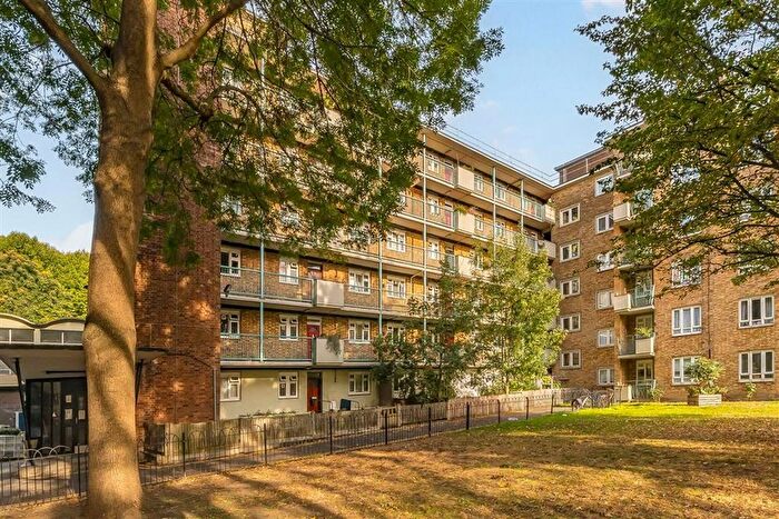 3 Bedroom Flat To Rent In Sewardstone Road, Victoria Park, E2