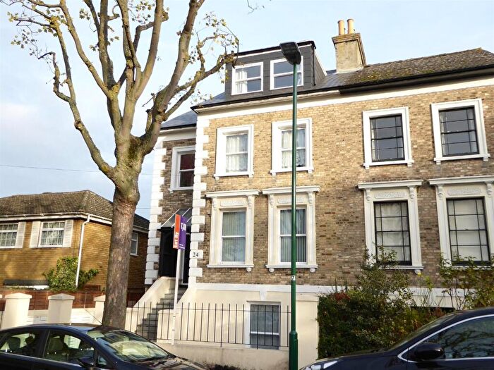 3 Bedroom Flat To Rent In Alfred Road, Sutton, SM1