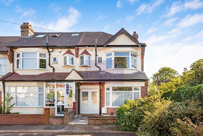 1 Bedroom Flat For Sale In Whitehall Gardens, Chingford, E4