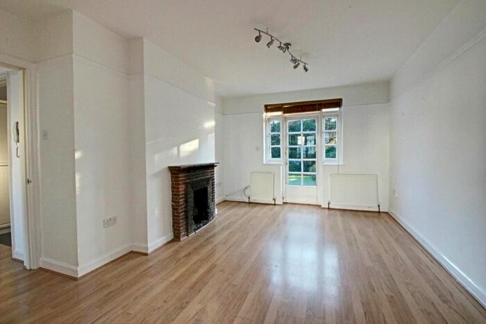 3 Bedroom Semi-Detached House To Rent In Asmuns Hill, Temple Fortune, London, NW11